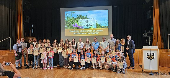 Sportlerehrung_2025_Gruppenfoto.jpg  