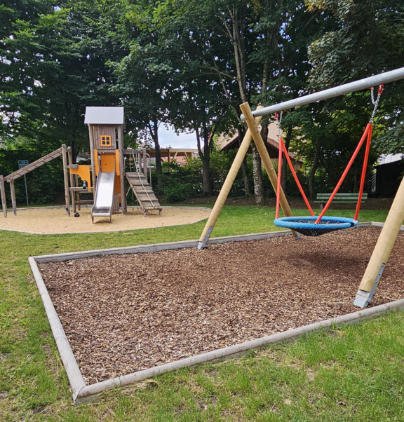 Spielplatz_Bgm_Leibold_Straße__Radweg_zwischen_Hs_24_und_26.png  